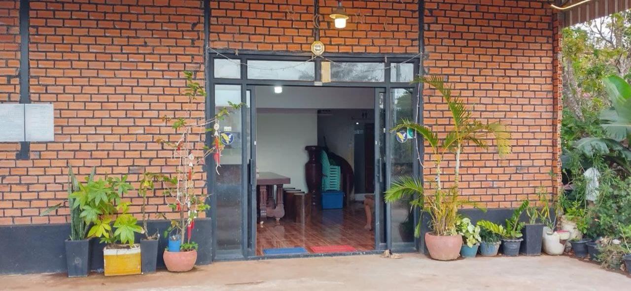 סן מונורום Manel Guesthouse And Restaurant מראה חיצוני תמונה