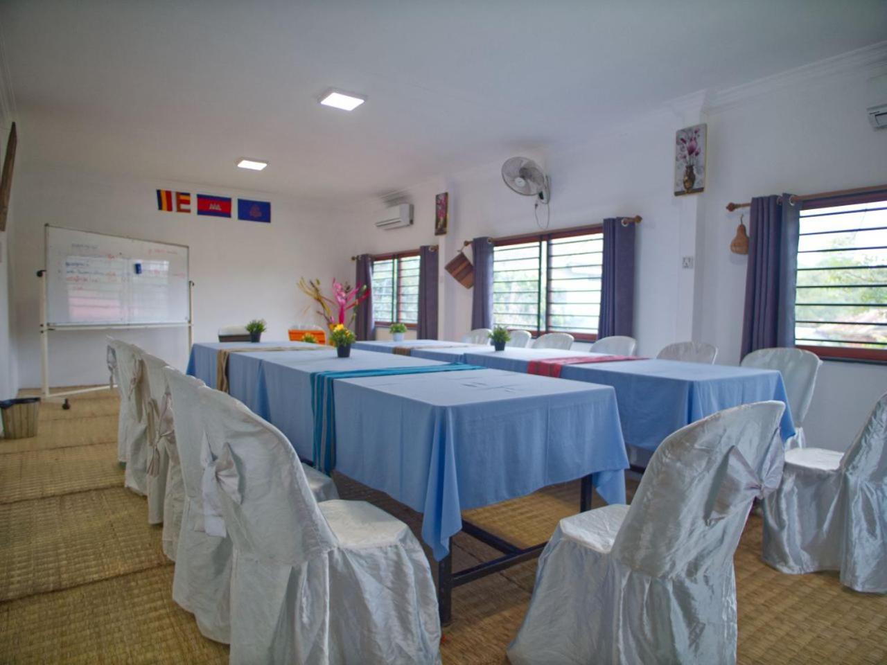 סן מונורום Manel Guesthouse And Restaurant מראה חיצוני תמונה
